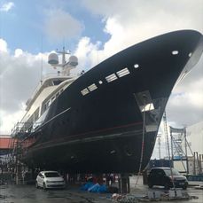 APM Servicios Náuticos barco restaurado con pintura negra 